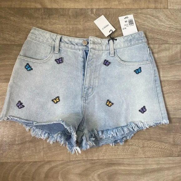 BNWT forever21 jean shorts with butterfly design - Picture 1 of 3